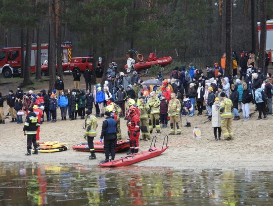 Pod mężczyzną na j. Czarne  załamał się lód. Służby pokazały jak ratują życie