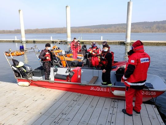 Służby z całego województwa przeczesywały Wisłę. Trwają poszukiwania zaginionej kobiety