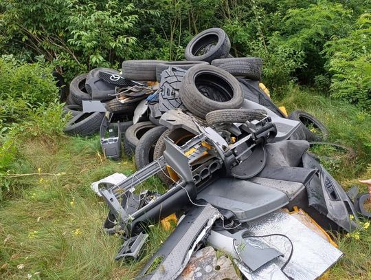 Zużyte opony w środku włocławskiego lasu. Co roku 20 mln zł wydawane jest na sprzątanie lasów