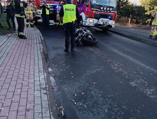 Osoba kierująca motocyklem uszkodziła trzy pojazdy. Policja ustala jej tożsamość