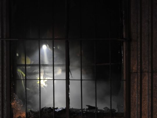 Spłonął sklep z używaną odzieżą. Na miejscu policja i straż pożarna 