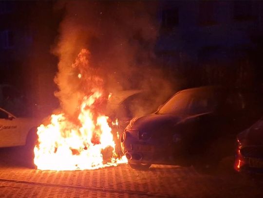Spłonęło auto na os. Południe. Dwa, które stały obok uszkodzone [nagranie]