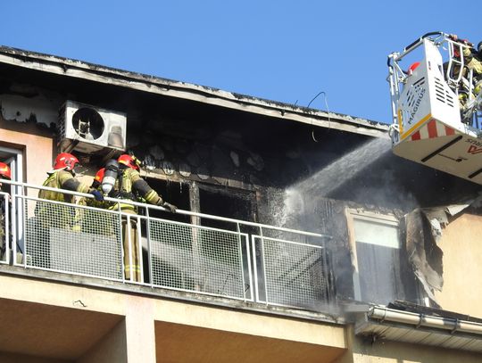 Spłonęło poddasze i mieszkanie przy ul. Biskupiej. Ogień gasiły trzy jednostki