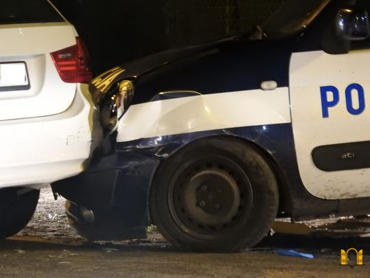 Sprawa kierowcy BMW, który latem we Włocławku taranował radiowozy trafiła do Sądu Rejonowego