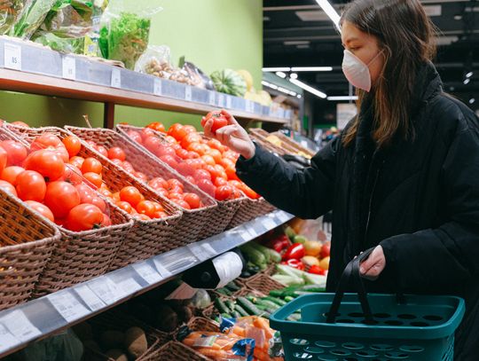 Sprzedawcy będą mogli odmówić sprzedaży w przypadku braku maseczki. Co jeszcze wprowadza ustawa PiS?