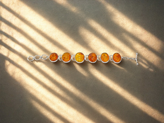 Srebrne bransoletki z bursztynem – elegancja inspirowana naturą