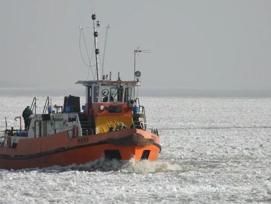 Stalowa flota budzi się na zimę. 8 lodołamaczy na na Zbiorniku Włocławskim