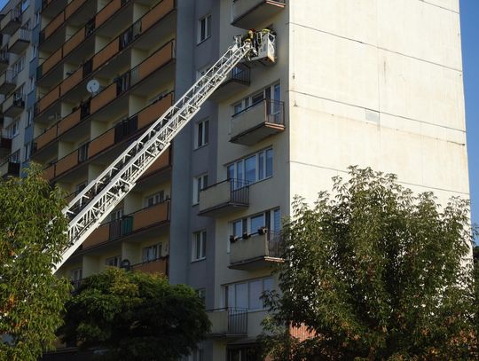 Starsza kobieta wzywała pomocy, użyto podnośnika
