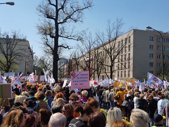 Strajk nauczycieli zawieszony, strajk taksówkarzy rozpoczęty