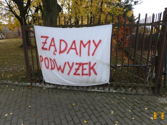 Strajkujący pracownicy DPS wyszli ze spotkania w ratuszu nim się zakończyło. Nie wykluczają zaostrzenia protestu