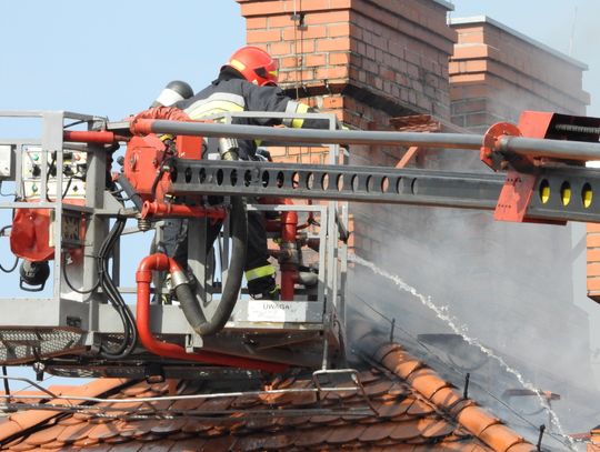 Straty po sobotnim pożarze sądu ocenione na 200-300 tys złotych. Przyczyną zwarcie instalacji na poddaszu budynku