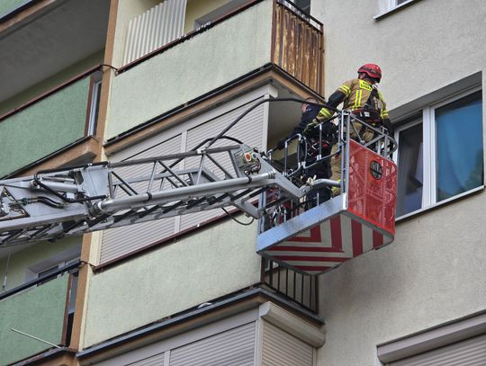 Strażacy i policja przy Kaliskiej. Akcja z użyciem drabiny sprowadzonej z Kowala