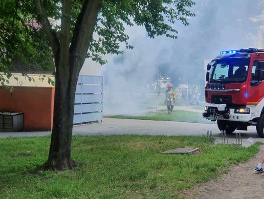 Strażacy walczą z serią podpaleń śmietników w mieście. Podpalacz widziany przez mieszkańców