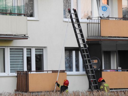 Strażacy weszli do mieszkania przez balkon. W środku znajdowały się zwłoki 67-latka