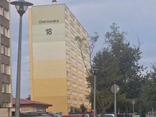 Strażacy weszli do mieszkania przez okno. W środku znajdowały się zwłoki kobiety