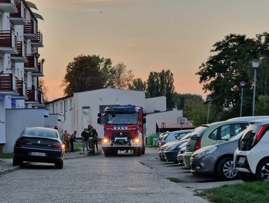 Strażacy wyważyli drzwi. W mieszkaniu znajdowały się zwłoki 54-latka