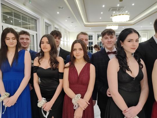 Studniówka Zespołu Szkół Technicznych we Włocławku rozpoczęta! Bal maturalny w Miravioli
