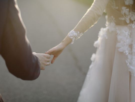 Suknie ślubne na ramiączkach idealnym wyborem na letni ślub w plenerze