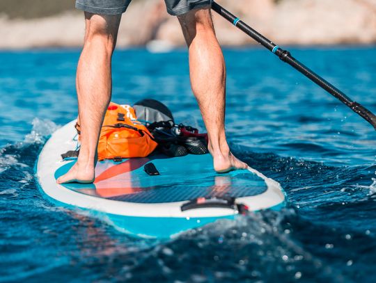 SUP – sport, który wciąga! Jak zacząć przygodę z deską na wodzie?