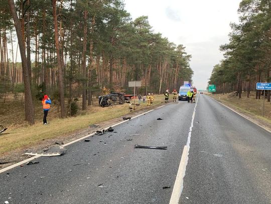 Sześć osób w szpitalu po zderzeniu czołowym busa i osobówki na DK10