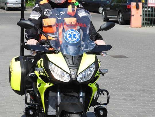 Szpital ma nową karetkę w postaci motocykla. Wstęgę przecinali politycy, choć nie dołożyli grosza...
