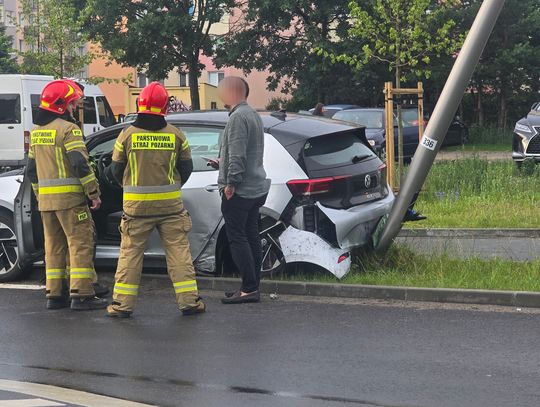 Ta ulica jest nieprzejezdna. Uszkodzone dwa auta i latarnia