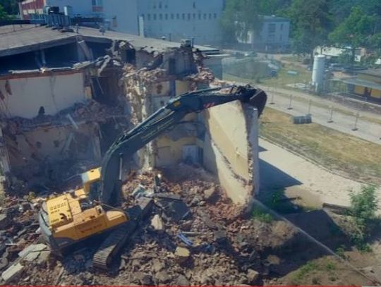 Tak wyburzano budynek szpitala we Włocławku. W sieci pojawiło się nagranie z drona 