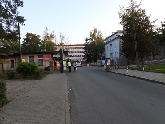 "Teraz kolejny już 5 test będą im robili, a wszyscy mają wyniki negatywne". Pacjenci z oddziału wewnętrznego szpitala zamknięci w lecznicy?