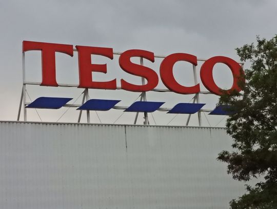 Tesco wydłuża godziny otwarcia do północy już od najbliższego piątku 
