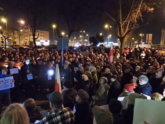 Tłumy pod Sądem Rejonowym we Włocławku. Sędzia Konopka o nowelizacji: "To oznacza, że np. w sprawach bankowych obywatele stoją na przegranej pozycji"