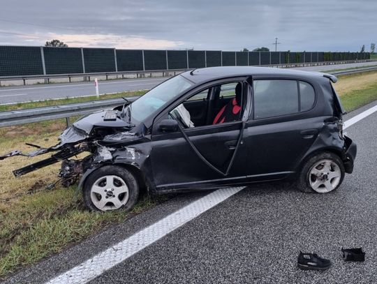 Toyota uderzyła w bariery na autostradzie