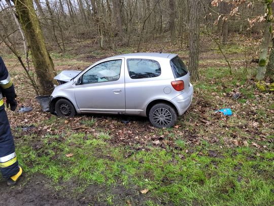 Toyota uderzyła w drzewo w Wieńcu. Na miejscu działają służby