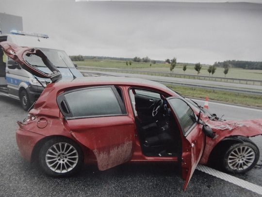 Tragedia na autostradzie. Nie żyje 49-letnia pasażerka samochodu osobowego