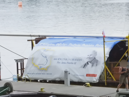 Tragedia na przystani przy ul. Piwnej. Zmarł członek załogi tratwy płynącej przez Polskę