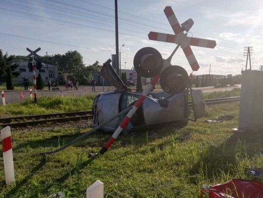 Tragedia na torach w regionie. Zderzenie osobówki z pociągiem. Nie żyje 79-letnia pasażerka samochodu