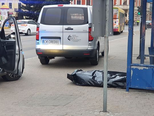 Tragedia w centrum Włocławka. Zwłoki mężczyzny na przystanku autobusowym