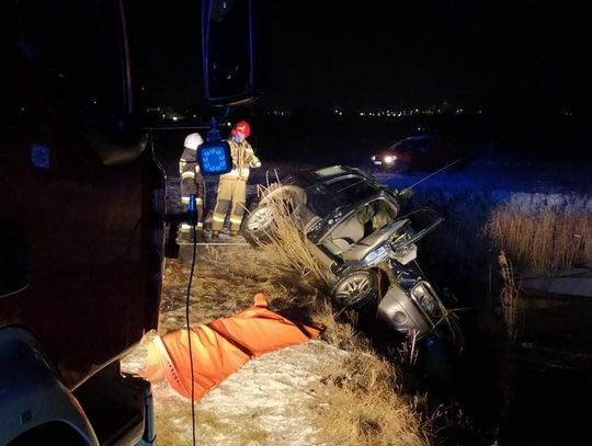 Tragedia w Grodztwie pod Kowalem. Nie żyją dwie osoby, których auto stoczyło się do stawu