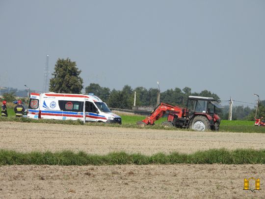 Tragedia w regionie. Nie żyje mężczyzna przygnieciony przez maszynę rolniczą