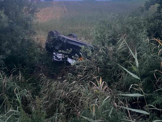 Tragiczne dachowanie na autostradzie A1. Nie żyje 20-letni kierowca BMW