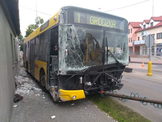 Tragiczny wypadek na Kapitulnej. 49-latka wjechała w autobus. Poniosła śmierć na miejscu