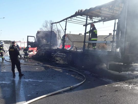 Tragiczny wypadek w powiecie. Pojazdy stanęły w płomieniach, nie żyje 45-latka