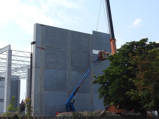 Trwa budowa centrum handlowo-usługowego na terenie byłej jednostki wojskowej