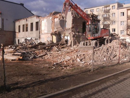 Trwa rozbiórka kamienicy przy ul. Warszawskiej. Kierowcy - uważajcie na pieszych!