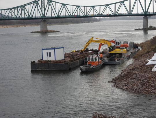 Trwa umocnienie narożnika bulwarów. Koszt: 386 695 zł 