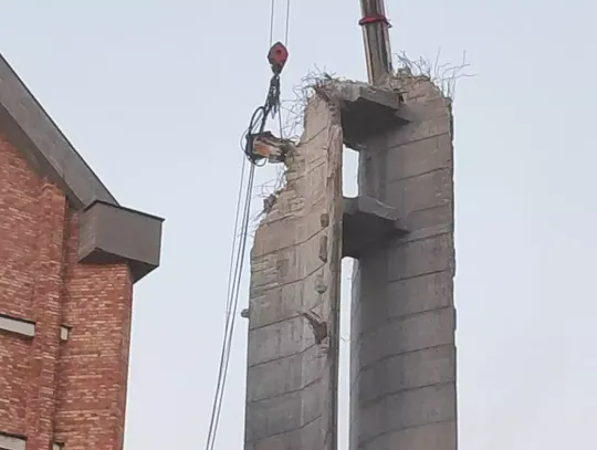Trwa wyburzanie dzwonnicy przy kościele św. Józefa [wideo]