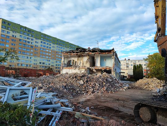 Trwa wyburzanie "Malucha". Obok powstaje nowy budynek