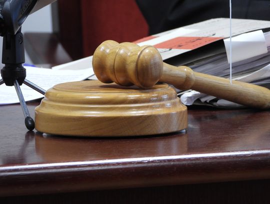 Trzej oskarżeni funkcjonariusze z Włocławka dobrowolnie poddali się karze. Proces pozostałych nadal trwa