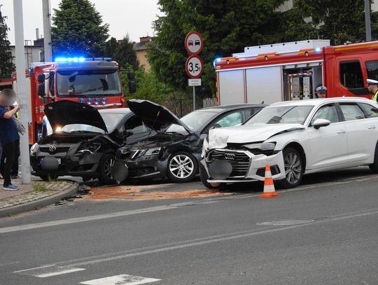 Trzy auta zderzyły się na os. Południe. Ulica Gajowa zablokowana