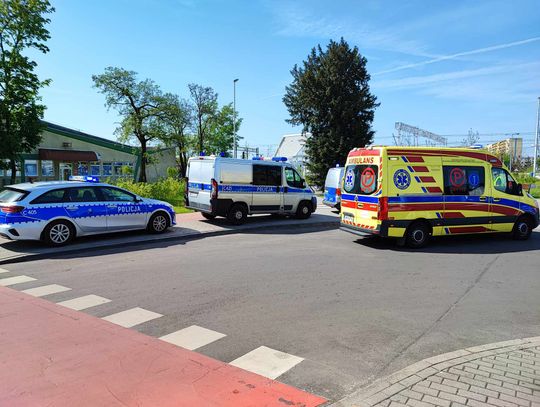 Trzy radiowozy i karetka w pobliżu dworca