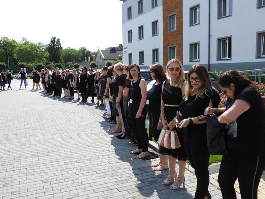 Ubrani na czarno stanęli pod MOPR. To wyraz rozczarowania...